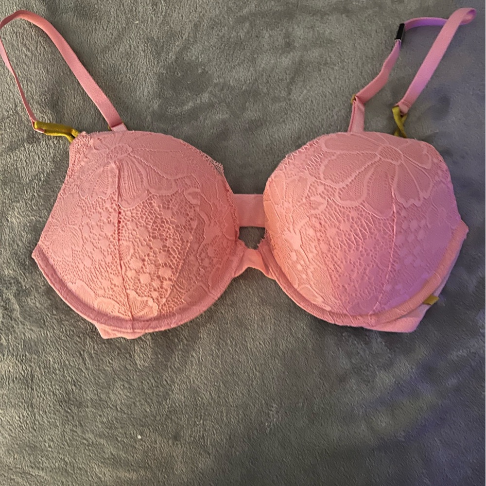 Victoria’s Secret Pink Tee Shirt Push Up Bra Lightly Padded in Sz 36D.
